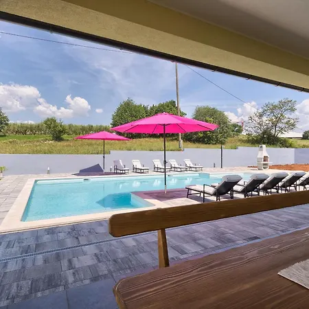Karli Villa *